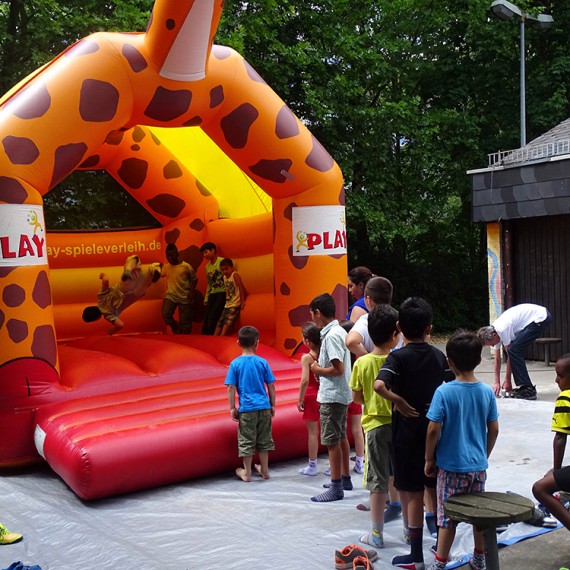 Kinderhaus am Bügel: Anmietung eines Hüpfkissens für das Sommerfest