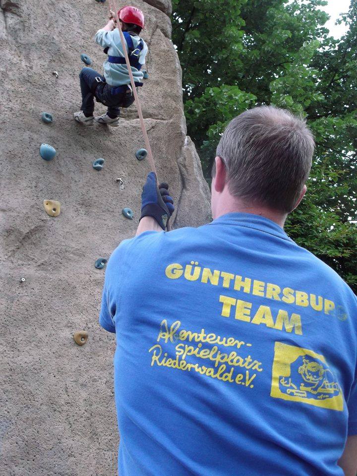 Eine neue Kletterausrüstung für die Kletterkurse auf dem Abenteuerspielplatz Günthersburg